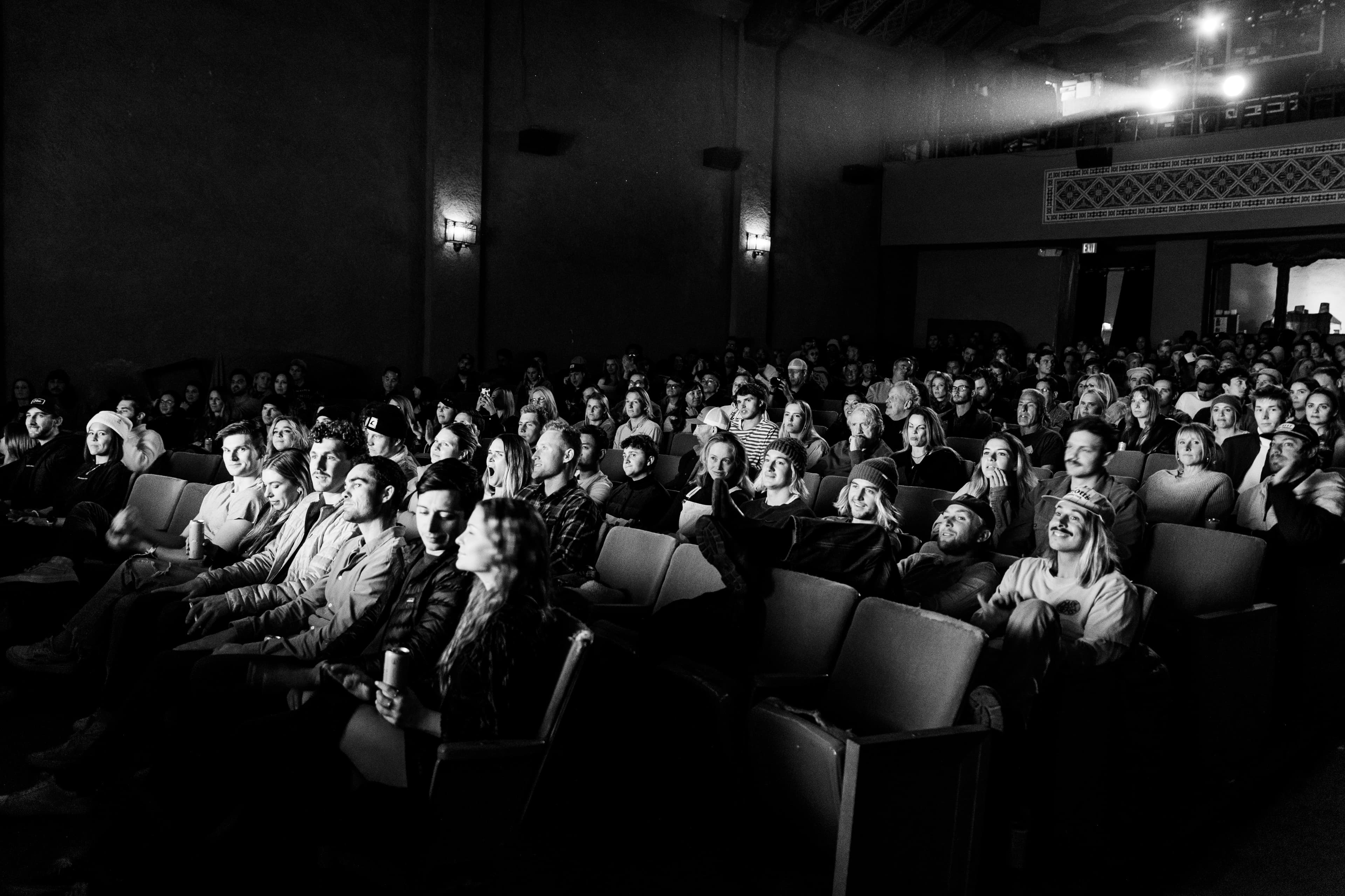 Audiencia de cine en blanco y negro